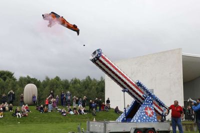 Kunsteren Søren Dahlgaard viste ved Heart i slutningen af august et eksempel på sin såkaldte action-kunst, hvor han maler ved at skyde en russisk stuntman indsmurt i maling ud gennem en kanon og hen på et lærred. Er det kunst? Måske. Er det sjovt? Ja. Foto: Henrik Ole Jensen