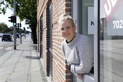 Maibrit Line Truelsen blev færdiguddannet i 2018 ved en klinik i Holstebro, har sidenhen arbejdet i Herning, hvor hun bor, og har nu startet frisøren i Lind. De første kunder har allerede tilkendegivet, at de kommer forbi til en klipning. Foto: Henrik Ole Jensen