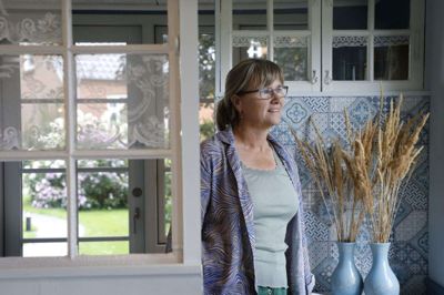 Gitte Volsmann ser ind i en fremtid som selvstændig psykoterapeut. Hun er nyuddannet, men har allerede mange aftaler i kalenderen de kommende måneder. Hun har tidligere skiftet spor og fundet et levebrød. Det håber hun sker igen. Foto: Henrik Ole Jensen