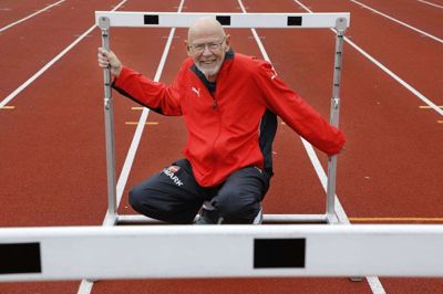 Atletik har bragt Flemming Gjedde Nielsen til mange lande, og han har vundet adskillige mesterskaber, blandt andet en bronzemedalje ved VM i hækkeløb. På søndag fylder Flemming Gjedde Nielsen 80 år, og han træner stadig flere gange om ugen. Foto: Henrik Ole Jensen
