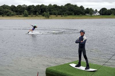 Det unge talent, Lucas Sehested fra Ikast, blev for nylig U15-danmarksmester i wakeboard. Den 14-årige fyr er så god til sin sport, at han er rykket op i U19-klassen på den waketour, som i lørdags var forbi Herning Vandski & Wakeboard Klub. Foto: Bo Lundgaard