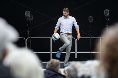 Jens Søndergaard, der oprindelig stammer fra Lind, formåede søndag at holde en fodbold i luften, mens han sang den flere minutter lange Champagnearien fra Don Giovanni samtidig. Foto: Jørn Deleuran