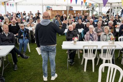 Byfesten i Ørnhøj har for vane at invitere et kendt bysbarn hjem. I år var det Michael Kristensen, der holdt foredrag om sit liv fra slagtersøn til operasanger. foto: Jørn Deleuran