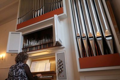 Orglet er af mærket Marcussen & Søn. Det er Margit Toftdahl Sørensen, der er organist i Herborg Kirke. Foto: Henrik Lind Jørgensen