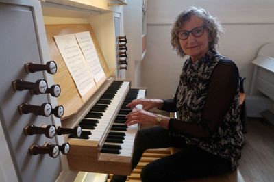 Margit Toftdahl Sørensen er organist i både Nr. Vium, Troldhede og Herborg kirker. I Herborg har hun været siden 2016, og nu har hun fået et helt nyt instrument at spille på. Foto: Henrik LInd JØrgensen