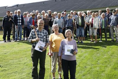 De cirka 50 deltagere spillede alle for at vinde, men det var Preben Grarup fra Brande og Anette Laursen fra Ejstrupholm, der løb med sejren med henholdsvis 68 og 66 slag. Tove Pedersen (i gult) fra Bording stod bag arrangementet i Bording. Foto: Henrik Ole Jensen