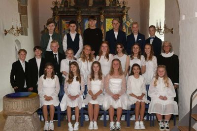 KONFIRMATION Søndag 22. august blev disse unge konfirmeret i Snejbjerg Kirke af sognepræst Mona Kjær Nielsen: Oliver Færge Danielsen, Magnus Roesen Stagstrup, Nicklas Færge Danielsen, Nicklas Haugaard, Christian Risom, Anders Ellehauge Pedersen, Oliver Thise Bang, Mads Heidemann Stræde, Mathias Ekelund Madsen, Laura Vejlbjerg Jensen, Astrid Dørr Sørensen, Maria Dalgaard Mühlig, Mie Nilsson Lind, Liv Enander Possov, Iben Mandrup Hyldgaard Christensen, Rebecca Vendelbo Andersen, Nellie Kousgaard Sørensen, Mia Fruelund Nielsen, Mille Høgsberg Bækkegaard Jensen, Malou Mønniche Kirkegaard og Mikkeline Broberg Rasmussen. Foto: PhotoCare