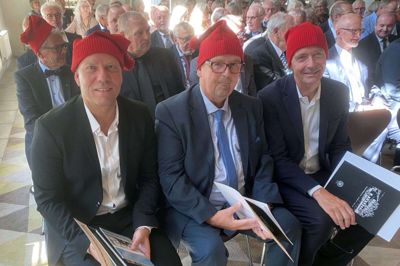 De nye hosebindere fik den røde hue på. Fra venstre ses Benny Nyborg, Bent Mikkelsen og Anders Byriel. Lavet har bestilt 20 nye huer hjem, så er der nogle at bruge af de næste år. De var nemlig ved at løbe tør. Foto: PR-foto