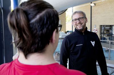 Klaus S. Andersen og medarbejderne hos Vildbjerg Sports- og Kulturcenter forsøger at spare på energien med nye tiltag. Foto: Jørn Deleuran