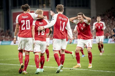 Til højre er det Joakim Mæhle, der er overrasket over, at det lykkedes for Daniel Wass at score et mål på hovedstød. Det var Wass’ første mål på A-landsholdet. Foto: Mads Claus Rasmussen/Ritzau Scanpix