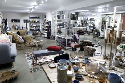 Kælderen under Nørre Snede Kafferisteri er blevet istandsat og nu indrettet med interiør og småmøbler, og så skal det fremover være et eventrum. Det er faktisk lige omkring spisebordet, der ses i forgrunden, og bænken, at der fremover skal være foredrag, smagninger og demoaftener. Foto: Henrik Ole Jensen