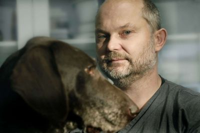 Hønsehunden Nanna er altid med, når jesper Ørom går på jagt efter fasaner eller snepper. Det er et afbræk i en ellers travl hverdag. Foto: Henrik Ole Jensen