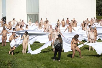 En påklædt mand sneg sig i går ind blandt de nøgne frivillige og befamlede en kvinde. Foto: Tom Laursen