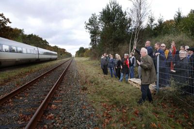 Herning Kommune har iværksat et projekt, der skal forbedre mobiliteten i landområderne. På billedet en række borgere fra Kølkær, som i 2017 forgæves forsøgte at råbe politikerne op for at få deres trinbræt tilbage. Foto: Henrik Ole Jensen
