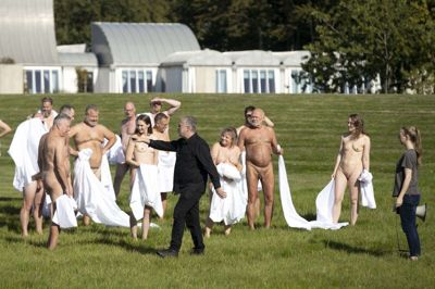 Spencer Tunick dirigerer med tropperne, der brugte bet par timer af lørdagen uden tøj på. Foto: Tom Laursen