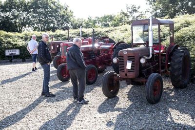 De fire gamle, danskproducerede Bukh-traktorer tiltrak sig en del opmærksomhed. Foto: Tom Laursen