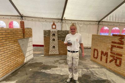 Gry Astrup vandt DM ved at lave en lille udgave af Rubjerg Knude Fyr, en mur med indbygget murske og en mur, hvor der stod »DM Mur« med særligt skårede mursten indeni. Foto: PR-foto