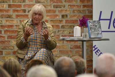 Vel er coronarestriktioner på tilbagetog, men biblioteket havde valgt at lancere litteraturaftenen med Kirsten Jacobsen med rimelig afstand, hvilket alle virkede tilpas med, og alle billetter var revet væk. Pr-Foto: Herning Bibliotekerne