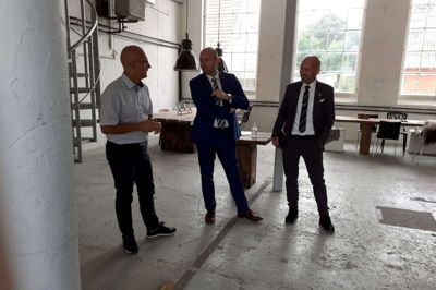 Teil Bechmann viste Søren Pape Poulsen (t.v.) og Per Ørum (t.h.) rundt og fortalte om virksomheden Thors Design. Foto: Tobias Tange Jepsen