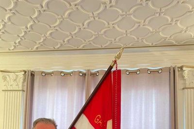 Poul Erik Møller (t.h.) har i 60 år været medlem af garderforeningen, hvis formand Claus Eegholm overrakte hæderstegnet. Foto: Privatfoto