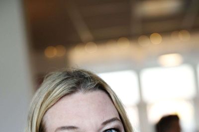 Anne Grethe Bjarup Riss fortæller om sin seneste roman i biblioteket på Artium. Foto: Flemming Hansen