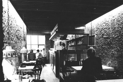 Minderne om Pusterummet i Østergade 30 stod helt tydelige for deltagerne i byvandringen. Foto: Lokalhistorisk arkiv