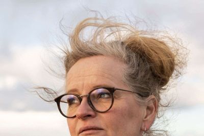 Forfatteren Dorthe Nors er på en slags hjemmebane, når hun i dag, onsdag, gæster Rådhushallen i Ringkøbing med et foredrag om sin bog om livet langs Vestkysten. Foto: PR-Foto