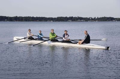 Herning Roklubs seneste indkøb, »Aviron«, blev prøvet af efter navngivningen. Om bord fra venstre er Inger Bak, Heidi Skov, Arne Ladegaard, borgmester Dorte West (V) og roklubbens formand, Per Nielsen, i rollen som styrmand. Foto: Henrik Ole Jensen