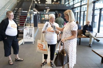 Diana Nielsen fik en avis, da soroptimisterne Tove Johanson og Birgit Fastrup (t.v.) delte aviser og chokolade ud på Herning Station. Foto: Tom Laursen