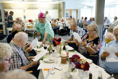 Ikke et øje var tørt, da pedel Kjeld Jensen - aka syngepigen Kel la Pedellaa - delte røde roser rundt til Aktiv Centrets genåbningsfest. Foto: Henrik Ole Jensen