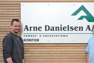 Projektleder Lars Jensen (tv.) og direktør Erik Ellehammer (th.) er ejere af Tømrer- & Snedkerfirma Arne Danielsen A/S. Erik Ellehammer fortæller, at en bestyrelse hjælper med at holde fokus på fremtiden, så driften ikke kommer til at fylde for meget. Foto: PR-Foto