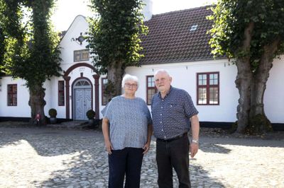 Oftest er det Ebbe Larsen, der er ansigtet udadtil for Møltrup Optagelseshjem. Men siden slutningen af det forrige årtusinde har han dannet forstanderpar med hustruen, Elise Larsen. - Elise har sørget for, at det hele spiller - både i privatlivet og på arbejdet med praktiske opgaver, forklarer Ebbe Larsen om hendes rolle. Foto: Tom Laursen