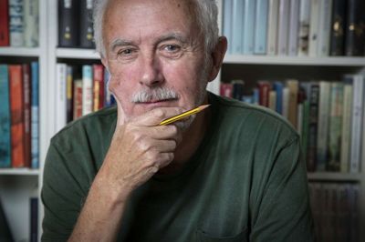 Er der en ræv gemt bag øret? Spiller der ikke et smil i øjenkrogen på Jens Julius. Jo, det gør der. Og det har kastet satire af sig i nu 50 år.