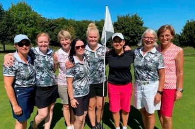 Fra venstre ses Conny Tang, Laura Boe-Hansen, Helle Bjerre, Sofie Møller, Sofie Ladekjær, Janni Jepsen, Lilian Andersen og Lone Hansen. Lise Skytte Brodersen var fraværende, da billedet blev taget. Foto: Privatfoto