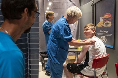 Efter et lille tilløb får 13-årige Mikkel Pedersen sit første vaccinationsstik i Bilka. Foto: Jørn Deleuran