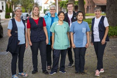 Herning Kommunes medarbejdere i hjemmeplejen og på plejecentre har fået flere farver på uniformen. Foto: Tobias Nørgaard Pedersen, Herning Kommune