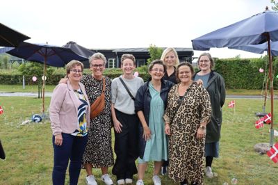 Medlemmer af pårørenderådet med flere: Fra venstre er det Ingerlise Pilgaard, Louise Nøbbe, leder af Brande Åcenter Sidsel Nielsen, Adina Pekic, psykiatri- og handicapchef Ulla Wernberg-Møller, Lisbeth Pedersen og Karin Gasbjerg. Foto: Camilla Abildgaard Norup
