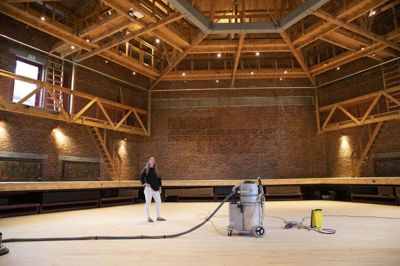 Rammerne i den gamle højskole vil i fremtiden skulle huse både gæster og lokale kunstnere og kulturudøvere. Blandt andet vil der være beer-yoga, klassisk musik og gadefest. Foto: Tom Laursen