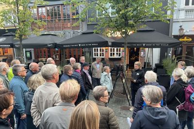 Mai Philipson fortæller om Gadespejlets stolte historie som »byens bedste værtshus«. Foto: Martin Hove Thomsen