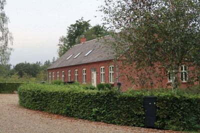 Præstegården ved Vinding Kirke skal bruges til kontorlokale og konfirmandforberedelse, mens byggeriet af en ny præstebolig på samme matrikel langt om længe snart kan gå i gang. Foto: Henrik Lind Jørgensen
