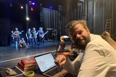 Nikolaj Mineka instruerer Teams nye forestilling om Arbejdersangbogen. Foto: Mads W. Gammelmark