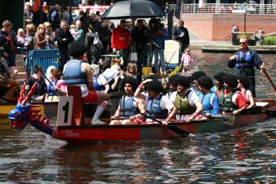 Dragesejlads er en gammel tradition i Kina. Billedet her stammer fra en dragebådsfestival i engelske Birmingham. Bagerst på båden står styrmanden, mens de 10 i midten ror. Forrest på dragebåden sidder en mand og slår på tromme. - Det er for at give power, siger Hong Li fra Dansk Asiatisk Venskabsforening. Foto: Graham Stone/Ritzau Scanpix