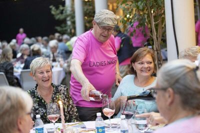 En håndfuld mænd havde allernådigst fået lov at møde op til Ladies Night, men det var for at servere mad og skænke vin til de 200 glade kvinder. Foto: Tom Laursen