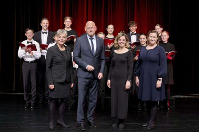 Dorte Bille, Georg Sørensen, Charlotte Rowan og Rikke Ramm Eberlein flankeret af en gruppe korsangere, der kunne få fri fra skole. Foto: Mch/Tony Brøchner