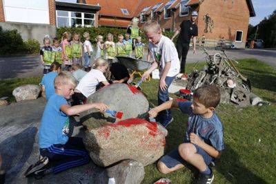 Skarrild Skole har før haft arbejdende kunstnere fra ind- og udland på besøg for at udsmykke skolen og byen. Foto: Henrik Ole Jensen