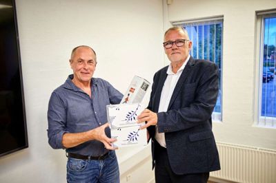 Flemming Busk Knudsen (t.h.) rundede i fjor 40 år som medlem af Fødevareforbundet NNF og blev ved jubilæumsfesten lykønsket af afdelingsnæstformand Michael Nielsen. Foto: Ole Mortensen, NNF