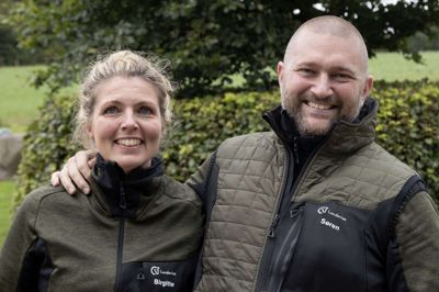 Birgitte og Søren Bundgaard lagde for fem år siden frøet til det, der i dag er et nyt tilbud til unge i alderen 16-25 år. Dagligdag på en gård med faste pligter som at passe dyrene er grundstenen i deres arbejde for at give de unge tro på sig selv og fremtiden. Foto: Jørn Deleuran