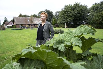 Inger Bech har en stor trang til at sige tak for opbakningen, hjælpen og venligheden under hendes sygdom. Det blev forleden til en stor takkefest i familiens have med 70 deltagere. Alle nogen som havde gjort en forskel for hende og familien under det alvorlige sygdomsforløb. Foto: Tom Laursen