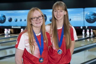 Mia Madsen og Lotte Liv Jensen (t.h.) med sølvmedaljerne, de vandt ved EM for ungdom i bowling. Veninderne er resulatet af ungdomsarbejdet i bowlingklubben HUK 96 og Herning Elite. De to har nu en ambition om igen at blive udtaget til EM i påsken næste år. Foto: Jørn Deleruan