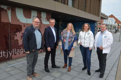 I midten spidskandidaterne Anders G. Christensen, Venstre, Lone Langballe, Dansk Folkeparti, og Inger-Marie Tryde, Nye Borgerlige, der har underskrevet et fælles valgforbund ved valget til regionsrådet. Det betyder, at overskydende stemmer på et af de tre partier går videre til de to øvrige. De flankeres af Jens Nicolai Vejlgaard, Venstre, og Allan Berg, Nye Borgerlige. Foto: Pr-foto